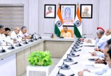 Yogi Adityanath ने खरीफ-2026 की तैयारियों की समीक्षा करते हुए अधिकारियों को किसानों को समय पर गुणवत्तापूर्ण बीज, उर्वरक और तकनीकी सहायता उपलब्ध कराने के निर्देश दिए। सरकार ने धान सहित दलहन, तिलहन और श्रीअन्न उत्पादन बढ़ाने का लक्ष्य तय किया है। सूखा प्रभावित क्षेत्रों के लिए विशेष कार्ययोजना तैयार की जा रही है। मुख्यमंत्री ने डिजिटल तकनीक, प्राकृतिक खेती, किसान चौपाल, उर्वरक नियंत्रण और कृषि निर्यात को बढ़ावा देने पर भी जोर दिया।
