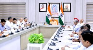 Yogi Adityanath ने खरीफ-2026 की तैयारियों की समीक्षा करते हुए अधिकारियों को किसानों को समय पर गुणवत्तापूर्ण बीज, उर्वरक और तकनीकी सहायता उपलब्ध कराने के निर्देश दिए। सरकार ने धान सहित दलहन, तिलहन और श्रीअन्न उत्पादन बढ़ाने का लक्ष्य तय किया है। सूखा प्रभावित क्षेत्रों के लिए विशेष कार्ययोजना तैयार की जा रही है। मुख्यमंत्री ने डिजिटल तकनीक, प्राकृतिक खेती, किसान चौपाल, उर्वरक नियंत्रण और कृषि निर्यात को बढ़ावा देने पर भी जोर दिया।