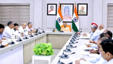Yogi Adityanath ने खरीफ-2026 की तैयारियों की समीक्षा करते हुए अधिकारियों को किसानों को समय पर गुणवत्तापूर्ण बीज, उर्वरक और तकनीकी सहायता उपलब्ध कराने के निर्देश दिए। सरकार ने धान सहित दलहन, तिलहन और श्रीअन्न उत्पादन बढ़ाने का लक्ष्य तय किया है। सूखा प्रभावित क्षेत्रों के लिए विशेष कार्ययोजना तैयार की जा रही है। मुख्यमंत्री ने डिजिटल तकनीक, प्राकृतिक खेती, किसान चौपाल, उर्वरक नियंत्रण और कृषि निर्यात को बढ़ावा देने पर भी जोर दिया।