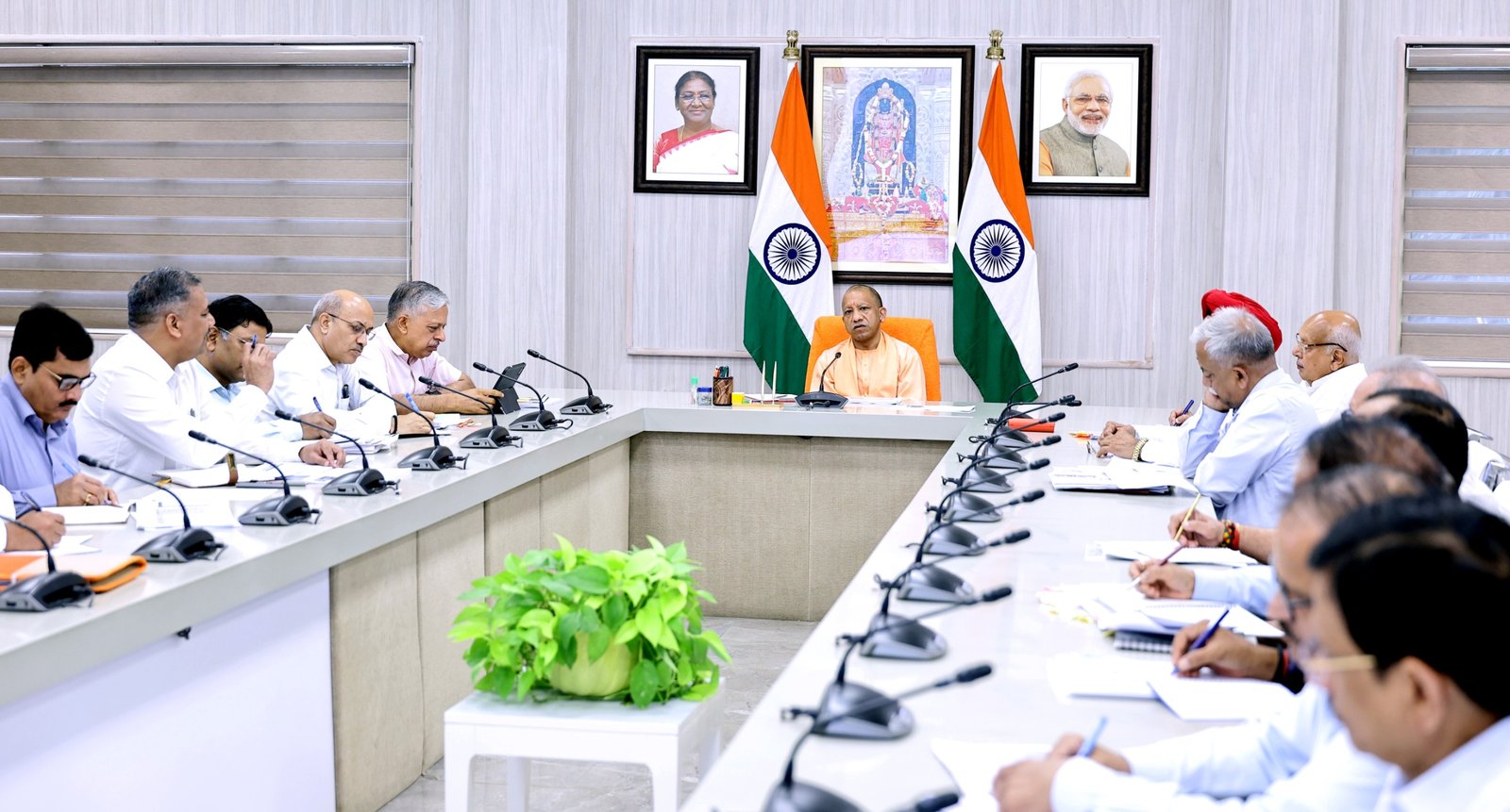 Yogi Adityanath ने खरीफ-2026 की तैयारियों की समीक्षा करते हुए अधिकारियों को किसानों को समय पर गुणवत्तापूर्ण बीज, उर्वरक और तकनीकी सहायता उपलब्ध कराने के निर्देश दिए। सरकार ने धान सहित दलहन, तिलहन और श्रीअन्न उत्पादन बढ़ाने का लक्ष्य तय किया है। सूखा प्रभावित क्षेत्रों के लिए विशेष कार्ययोजना तैयार की जा रही है। मुख्यमंत्री ने डिजिटल तकनीक, प्राकृतिक खेती, किसान चौपाल, उर्वरक नियंत्रण और कृषि निर्यात को बढ़ावा देने पर भी जोर दिया।
