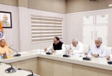 मुख्यमंत्री योगी आदित्यनाथ ने स्वास्थ्य एवं चिकित्सा शिक्षा विभाग की समीक्षा बैठक में सरकारी अस्पतालों की सेवाओं को और बेहतर बनाने के निर्देश दिए। प्रदेश में मेडिकल कॉलेजों की संख्या 44 से बढ़कर 83 हो गई है, जबकि आयुष्मान योजना के तहत 96 लाख से अधिक मरीजों का मुफ्त इलाज किया जा चुका है। मुख्यमंत्री ने आधुनिक तकनीक, रिसर्च, नर्सिंग शिक्षा, एम्बुलेंस सेवाओं और मातृ-शिशु स्वास्थ्य सुविधाओं को मजबूत करने पर विशेष जोर दिया।