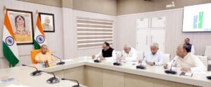 मुख्यमंत्री योगी आदित्यनाथ ने स्वास्थ्य एवं चिकित्सा शिक्षा विभाग की समीक्षा बैठक में सरकारी अस्पतालों की सेवाओं को और बेहतर बनाने के निर्देश दिए। प्रदेश में मेडिकल कॉलेजों की संख्या 44 से बढ़कर 83 हो गई है, जबकि आयुष्मान योजना के तहत 96 लाख से अधिक मरीजों का मुफ्त इलाज किया जा चुका है। मुख्यमंत्री ने आधुनिक तकनीक, रिसर्च, नर्सिंग शिक्षा, एम्बुलेंस सेवाओं और मातृ-शिशु स्वास्थ्य सुविधाओं को मजबूत करने पर विशेष जोर दिया।