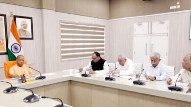 मुख्यमंत्री योगी आदित्यनाथ ने स्वास्थ्य एवं चिकित्सा शिक्षा विभाग की समीक्षा बैठक में सरकारी अस्पतालों की सेवाओं को और बेहतर बनाने के निर्देश दिए। प्रदेश में मेडिकल कॉलेजों की संख्या 44 से बढ़कर 83 हो गई है, जबकि आयुष्मान योजना के तहत 96 लाख से अधिक मरीजों का मुफ्त इलाज किया जा चुका है। मुख्यमंत्री ने आधुनिक तकनीक, रिसर्च, नर्सिंग शिक्षा, एम्बुलेंस सेवाओं और मातृ-शिशु स्वास्थ्य सुविधाओं को मजबूत करने पर विशेष जोर दिया।