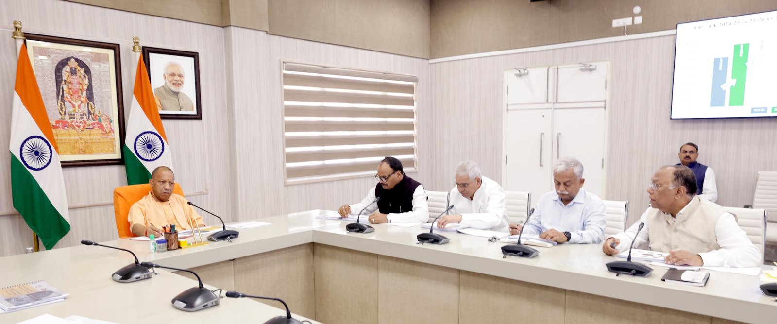 मुख्यमंत्री योगी आदित्यनाथ ने स्वास्थ्य एवं चिकित्सा शिक्षा विभाग की समीक्षा बैठक में सरकारी अस्पतालों की सेवाओं को और बेहतर बनाने के निर्देश दिए। प्रदेश में मेडिकल कॉलेजों की संख्या 44 से बढ़कर 83 हो गई है, जबकि आयुष्मान योजना के तहत 96 लाख से अधिक मरीजों का मुफ्त इलाज किया जा चुका है। मुख्यमंत्री ने आधुनिक तकनीक, रिसर्च, नर्सिंग शिक्षा, एम्बुलेंस सेवाओं और मातृ-शिशु स्वास्थ्य सुविधाओं को मजबूत करने पर विशेष जोर दिया।