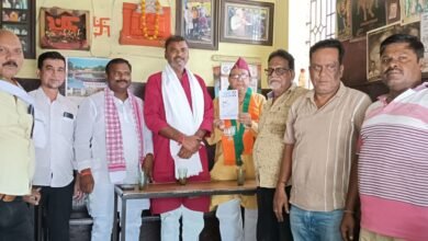Rahul Gandhi द्वारा प्रधानमंत्री Narendra Modi और Amit Shah पर दिए गए बयान के विरोध में वाराणसी में भाजपाइयों ने प्रदर्शन किया। बीजेपी प्रदेश प्रवक्ता अशोक पाण्डेय ने राहुल गांधी को मानसिक रूप से बीमार बताते हुए BHU अस्पताल में इलाज की पर्ची कटवाई। उन्होंने कहा कि भिक्षाटन कर राहुल गांधी का इलाज कराया जाएगा।