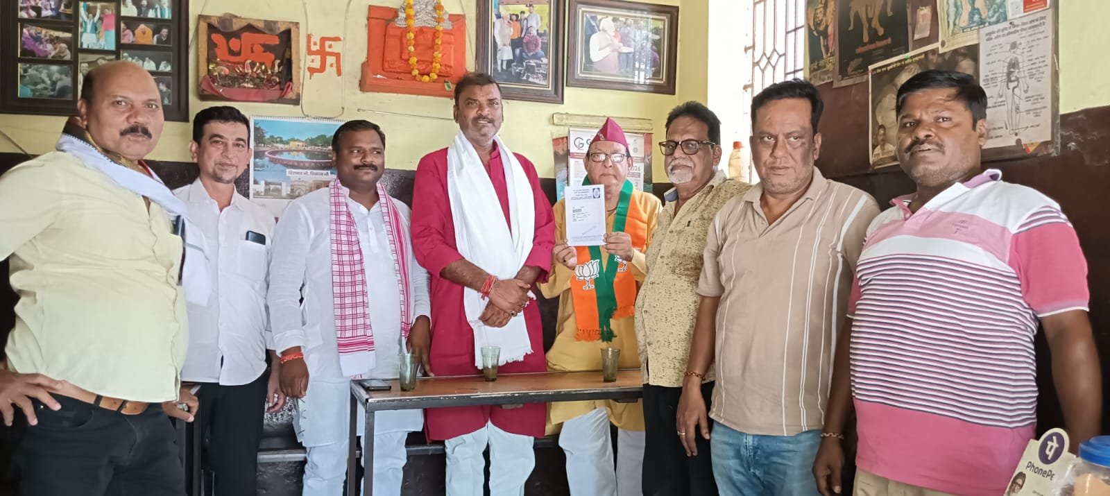 Rahul Gandhi द्वारा प्रधानमंत्री Narendra Modi और Amit Shah पर दिए गए बयान के विरोध में वाराणसी में भाजपाइयों ने प्रदर्शन किया। बीजेपी प्रदेश प्रवक्ता अशोक पाण्डेय ने राहुल गांधी को मानसिक रूप से बीमार बताते हुए BHU अस्पताल में इलाज की पर्ची कटवाई। उन्होंने कहा कि भिक्षाटन कर राहुल गांधी का इलाज कराया जाएगा।