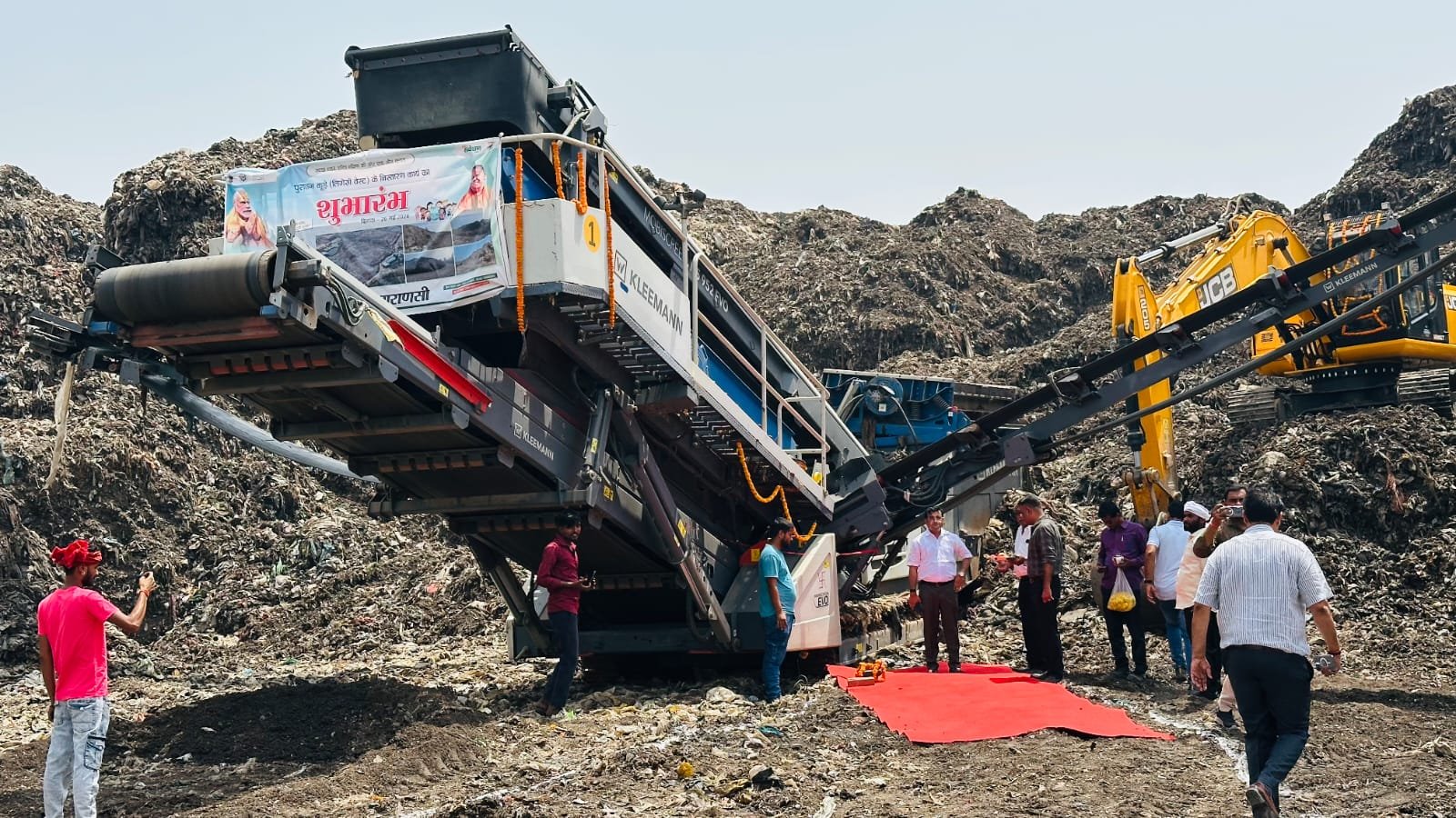 वाराणसी के करसड़ा डंपिंग ग्राउंड में पिछले एक दशक से जमा 12.64 लाख मीट्रिक टन कूड़े के निस्तारण का कार्य शुरू हो गया है। नगर निगम 53.15 करोड़ रुपये की लागत से बायोमाइनिंग तकनीक के जरिए कचरे को खत्म करेगा। डेढ़ वर्ष बाद 25 एकड़ क्षेत्र में मियावाकी तकनीक से सघन जंगल विकसित किया जाएगा। महापौर अशोक तिवारी और नगर आयुक्त हिमांशु नागपाल ने इसे ‘स्वच्छ काशी-सुंदर काशी’ अभियान की बड़ी उपलब्धि बताया।