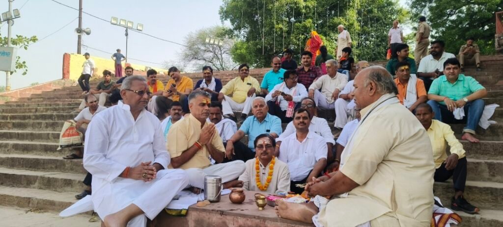 गंगा दशहरा के अवसर पर गंगा समग्र काशी मध्य जिला ने प्रह्लाद घाट पर जनजागरण कार्यक्रम आयोजित किया। श्रद्धालुओं के बीच बिस्किट, आम, गुड़ और जल का वितरण किया गया। राष्ट्रीय प्रमुख अमिताभ उपाध्याय ने गंगाजल की वैज्ञानिक विशेषताओं और गंगा स्वच्छता के महत्व पर प्रकाश डाला। आदि केशव घाट पर भव्य गंगा आरती भी हुई।