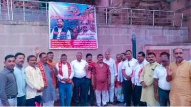 गंगा दशहरा के अवसर पर गंगा समग्र काशी मध्य जिला ने प्रह्लाद घाट पर जनजागरण कार्यक्रम आयोजित किया। श्रद्धालुओं के बीच बिस्किट, आम, गुड़ और जल का वितरण किया गया। राष्ट्रीय प्रमुख अमिताभ उपाध्याय ने गंगाजल की वैज्ञानिक विशेषताओं और गंगा स्वच्छता के महत्व पर प्रकाश डाला। आदि केशव घाट पर भव्य गंगा आरती भी हुई।