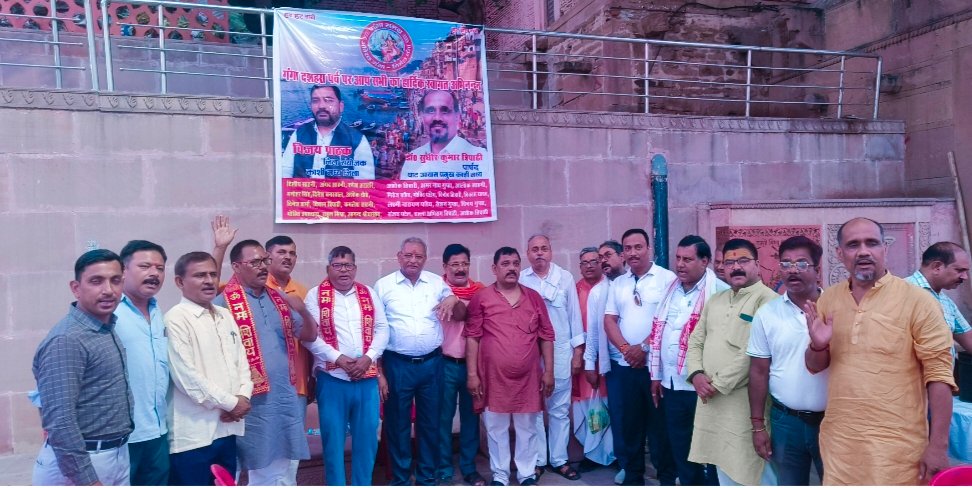 गंगा दशहरा के अवसर पर गंगा समग्र काशी मध्य जिला ने प्रह्लाद घाट पर जनजागरण कार्यक्रम आयोजित किया। श्रद्धालुओं के बीच बिस्किट, आम, गुड़ और जल का वितरण किया गया। राष्ट्रीय प्रमुख अमिताभ उपाध्याय ने गंगाजल की वैज्ञानिक विशेषताओं और गंगा स्वच्छता के महत्व पर प्रकाश डाला। आदि केशव घाट पर भव्य गंगा आरती भी हुई।