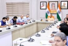 मुख्यमंत्री योगी आदित्यनाथ ने जेवर अंतरराष्ट्रीय एयरपोर्ट के संचालन से पहले सार्वजनिक परिवहन व्यवस्था मजबूत करने के निर्देश दिए हैं। प्रारंभिक चरण में 110 इलेक्ट्रिक बसें चलाई जाएंगी। बैठक में एक्सप्रेसवे परियोजनाओं, चार्जिंग स्टेशन विस्तार, डिफेंस कॉरिडोर, एग्री एक्सपोर्ट हब और लॉजिस्टिक हब की प्रगति की समीक्षा की गई। मुख्यमंत्री ने भूमि अधिग्रहण, निवेश परियोजनाओं और शहरी अवसंरचना विकास में तेजी लाने के निर्देश देते हुए कहा कि सभी परियोजनाओं की नियमित मॉनिटरिंग मुख्यमंत्री कार्यालय स्तर पर सुनिश्चित की जाएगी।