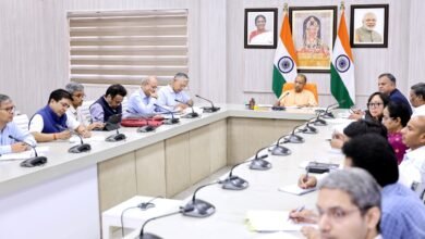 मुख्यमंत्री योगी आदित्यनाथ ने जेवर अंतरराष्ट्रीय एयरपोर्ट के संचालन से पहले सार्वजनिक परिवहन व्यवस्था मजबूत करने के निर्देश दिए हैं। प्रारंभिक चरण में 110 इलेक्ट्रिक बसें चलाई जाएंगी। बैठक में एक्सप्रेसवे परियोजनाओं, चार्जिंग स्टेशन विस्तार, डिफेंस कॉरिडोर, एग्री एक्सपोर्ट हब और लॉजिस्टिक हब की प्रगति की समीक्षा की गई। मुख्यमंत्री ने भूमि अधिग्रहण, निवेश परियोजनाओं और शहरी अवसंरचना विकास में तेजी लाने के निर्देश देते हुए कहा कि सभी परियोजनाओं की नियमित मॉनिटरिंग मुख्यमंत्री कार्यालय स्तर पर सुनिश्चित की जाएगी।