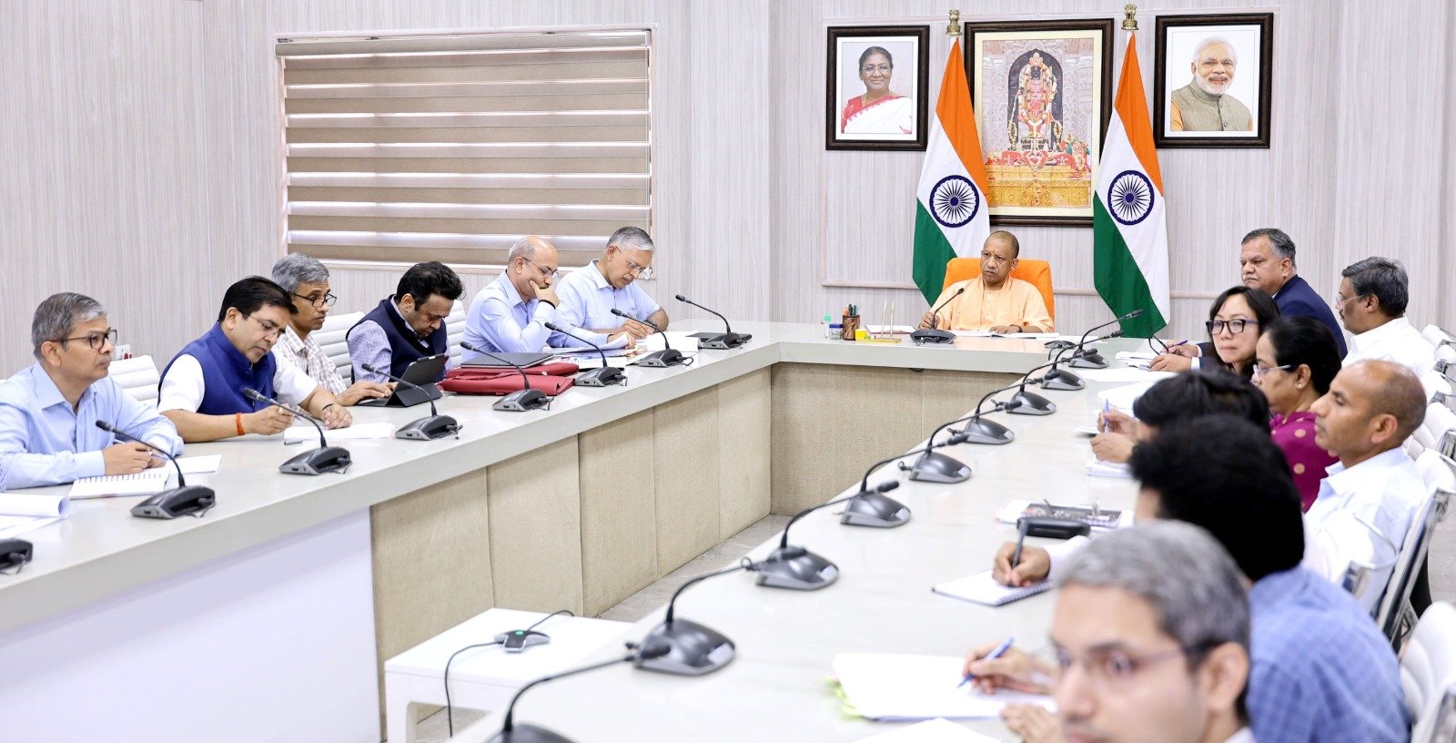 मुख्यमंत्री योगी आदित्यनाथ ने जेवर अंतरराष्ट्रीय एयरपोर्ट के संचालन से पहले सार्वजनिक परिवहन व्यवस्था मजबूत करने के निर्देश दिए हैं। प्रारंभिक चरण में 110 इलेक्ट्रिक बसें चलाई जाएंगी। बैठक में एक्सप्रेसवे परियोजनाओं, चार्जिंग स्टेशन विस्तार, डिफेंस कॉरिडोर, एग्री एक्सपोर्ट हब और लॉजिस्टिक हब की प्रगति की समीक्षा की गई। मुख्यमंत्री ने भूमि अधिग्रहण, निवेश परियोजनाओं और शहरी अवसंरचना विकास में तेजी लाने के निर्देश देते हुए कहा कि सभी परियोजनाओं की नियमित मॉनिटरिंग मुख्यमंत्री कार्यालय स्तर पर सुनिश्चित की जाएगी।