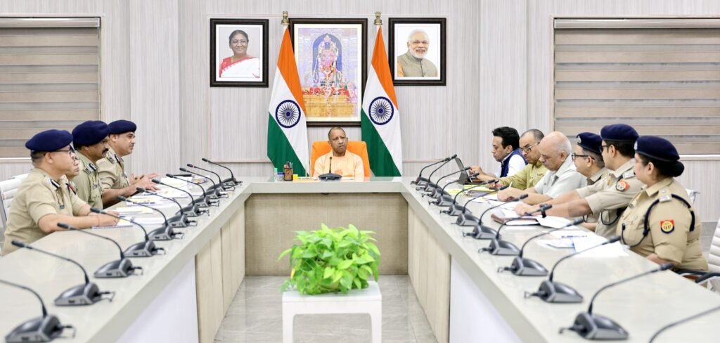 मुख्यमंत्री योगी आदित्यनाथ ने पुलिस प्रशिक्षण व्यवस्था की समीक्षा करते हुए आधुनिक तकनीक, साइबर फॉरेंसिक, संवाद कौशल और संवेदनशील व्यवहार आधारित प्रशिक्षण पर जोर दिया। उन्होंने कहा कि यूपी पुलिस को दक्ष, अनुशासित और जनविश्वास वाली पुलिस फोर्स बनाने के लिए प्रशिक्षण प्रणाली को तकनीक आधारित और परिणामोन्मुख बनाया जाए। बैठक में ड्रोन प्रशिक्षण, स्मार्ट क्लासरूम, AI कोर्स, ऑनलाइन मॉड्यूल और व्यवहार सुधार कार्यक्रमों की प्रगति की जानकारी दी गई। मुख्यमंत्री ने नवाचार और जवाबदेही बढ़ाने के निर्देश दिए।