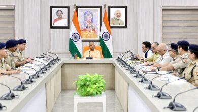 मुख्यमंत्री योगी आदित्यनाथ ने पुलिस प्रशिक्षण व्यवस्था की समीक्षा करते हुए आधुनिक तकनीक, साइबर फॉरेंसिक, संवाद कौशल और संवेदनशील व्यवहार आधारित प्रशिक्षण पर जोर दिया। उन्होंने कहा कि यूपी पुलिस को दक्ष, अनुशासित और जनविश्वास वाली पुलिस फोर्स बनाने के लिए प्रशिक्षण प्रणाली को तकनीक आधारित और परिणामोन्मुख बनाया जाए। बैठक में ड्रोन प्रशिक्षण, स्मार्ट क्लासरूम, AI कोर्स, ऑनलाइन मॉड्यूल और व्यवहार सुधार कार्यक्रमों की प्रगति की जानकारी दी गई। मुख्यमंत्री ने नवाचार और जवाबदेही बढ़ाने के निर्देश दिए।
