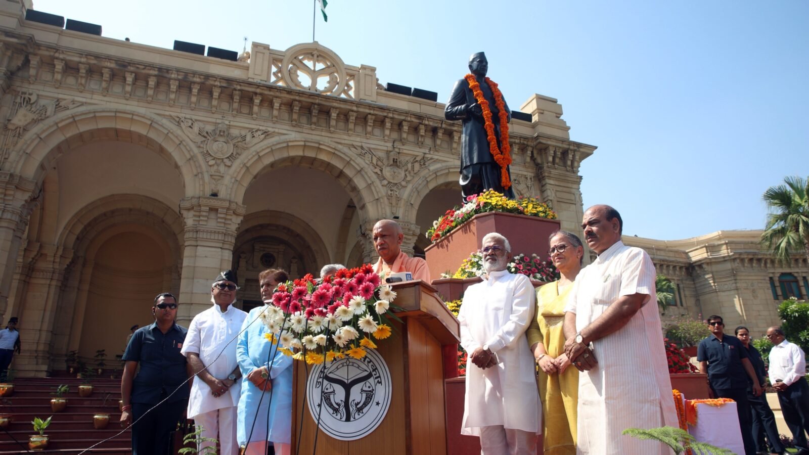 लखनऊ में पूर्व प्रधानमंत्री भारत रत्न चौधरी चरण सिंह की पुण्यतिथि पर मुख्यमंत्री योगी आदित्यनाथ ने उन्हें श्रद्धांजलि अर्पित की। सीएम ने उन्हें किसानों का सच्चा हितैषी और भारत मां का महान सपूत बताया। उन्होंने कहा कि कृषि एवं राजस्व सुधारों में चौधरी साहब का योगदान ऐतिहासिक है और उनकी प्रेरणा से सरकार किसान हितैषी योजनाएं चला रही है।
