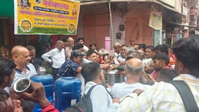 वाराणसी में संकल्प संस्था द्वारा संचालित ‘संकल्प अन्न क्षेत्र’ के अंतर्गत शनिवार को चौक क्षेत्र में खिचड़ी प्रसाद, छाछ और शीतल जल का वितरण किया गया। भीषण गर्मी के बीच आयोजित इस सेवा अभियान में बड़ी संख्या में राहगीरों, श्रमिकों और श्रद्धालुओं ने लाभ प्राप्त किया। संस्था अप्रैल 2022 से निरंतर प्रत्येक शनिवार सेवा कार्य संचालित कर रही है।