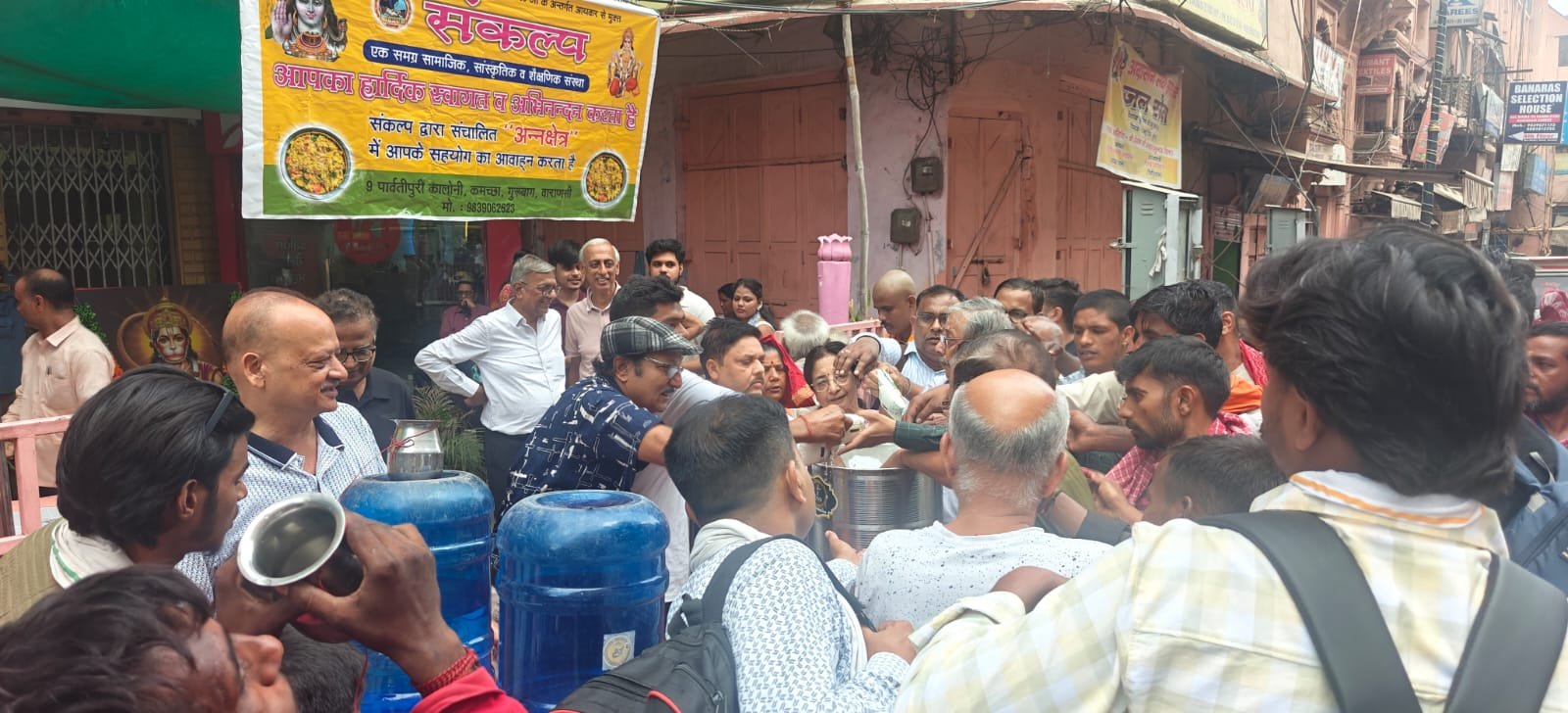 वाराणसी में संकल्प संस्था द्वारा संचालित ‘संकल्प अन्न क्षेत्र’ के अंतर्गत शनिवार को चौक क्षेत्र में खिचड़ी प्रसाद, छाछ और शीतल जल का वितरण किया गया। भीषण गर्मी के बीच आयोजित इस सेवा अभियान में बड़ी संख्या में राहगीरों, श्रमिकों और श्रद्धालुओं ने लाभ प्राप्त किया। संस्था अप्रैल 2022 से निरंतर प्रत्येक शनिवार सेवा कार्य संचालित कर रही है।