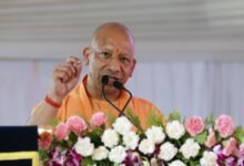 लखनऊ में नौसेना शौर्य वाटिका के उद्घाटन अवसर पर मुख्यमंत्री योगी आदित्यनाथ ने कहा कि मजबूत सुरक्षा व्यवस्था ही विकास और समृद्धि की आधारशिला है। उन्होंने कहा कि कमजोर राष्ट्र के आगे कोई नहीं झुकता, जबकि शक्तिशाली राष्ट्र का विश्व सम्मान करता है। सीएम ने भारतीय सैनिकों के त्याग, राष्ट्रभक्ति और कर्तव्यनिष्ठा की सराहना करते हुए युवाओं को सेना से प्रेरणा लेने का आह्वान किया। उन्होंने कहा कि सुरक्षित वातावरण में ही विकास और निवेश की संभावनाएं बढ़ती हैं।