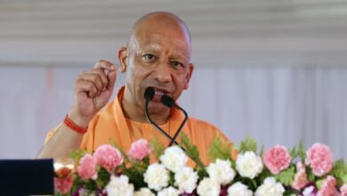 लखनऊ में नौसेना शौर्य वाटिका के उद्घाटन अवसर पर मुख्यमंत्री योगी आदित्यनाथ ने कहा कि मजबूत सुरक्षा व्यवस्था ही विकास और समृद्धि की आधारशिला है। उन्होंने कहा कि कमजोर राष्ट्र के आगे कोई नहीं झुकता, जबकि शक्तिशाली राष्ट्र का विश्व सम्मान करता है। सीएम ने भारतीय सैनिकों के त्याग, राष्ट्रभक्ति और कर्तव्यनिष्ठा की सराहना करते हुए युवाओं को सेना से प्रेरणा लेने का आह्वान किया। उन्होंने कहा कि सुरक्षित वातावरण में ही विकास और निवेश की संभावनाएं बढ़ती हैं।