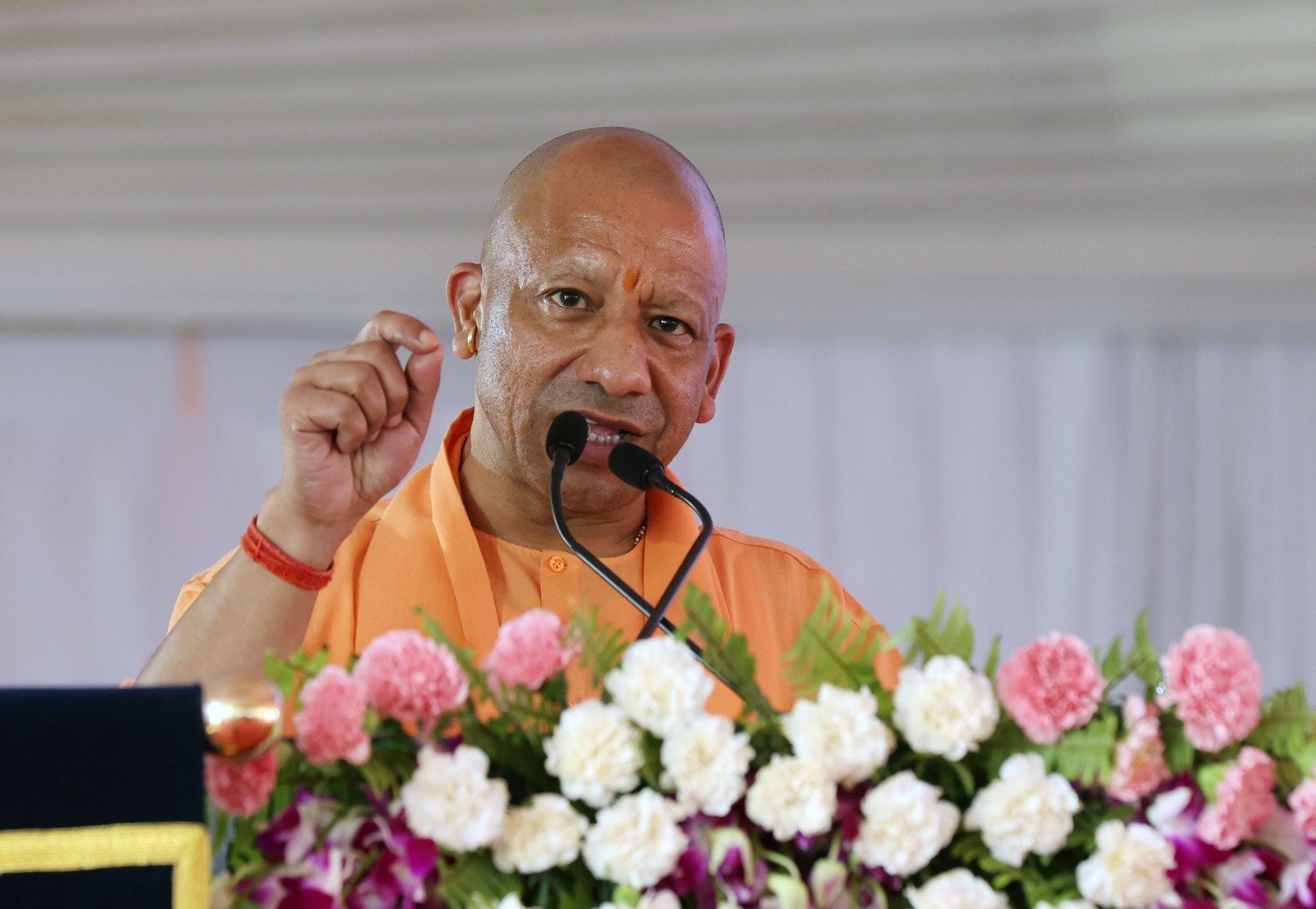 लखनऊ में नौसेना शौर्य वाटिका के उद्घाटन अवसर पर मुख्यमंत्री योगी आदित्यनाथ ने कहा कि मजबूत सुरक्षा व्यवस्था ही विकास और समृद्धि की आधारशिला है। उन्होंने कहा कि कमजोर राष्ट्र के आगे कोई नहीं झुकता, जबकि शक्तिशाली राष्ट्र का विश्व सम्मान करता है। सीएम ने भारतीय सैनिकों के त्याग, राष्ट्रभक्ति और कर्तव्यनिष्ठा की सराहना करते हुए युवाओं को सेना से प्रेरणा लेने का आह्वान किया। उन्होंने कहा कि सुरक्षित वातावरण में ही विकास और निवेश की संभावनाएं बढ़ती हैं।