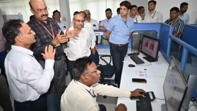 रेलवे बोर्ड के सदस्य (कर्षण एवं रोलिंग स्टॉक) आर. राजगोपाल ने बनारस रेल इंजन कारखाना (बरेका) का विस्तृत निरीक्षण कर लोको उत्पादन, गुणवत्ता नियंत्रण, तकनीकी नवाचार और अवसंरचना विकास कार्यों की समीक्षा की। समीक्षा बैठक में बताया गया कि वित्तीय वर्ष 2025-26 में बरेका ने 572 रेल इंजनों का उत्पादन किया। निरीक्षण के दौरान कवच तकनीक, अमृत भारत पुश-पुल इंजन, सौर ऊर्जा परियोजनाओं और भविष्य की उत्पादन योजनाओं पर विशेष चर्चा हुई।