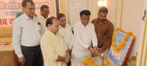 सोनभद्र के दुद्धी स्थित अथर्व वेंकट हॉल में हिंदी पत्रकारिता दिवस के अवसर पर प्रेस क्लब दुद्धी द्वारा सम्मान समारोह एवं विचार गोष्ठी आयोजित की गई। कार्यक्रम में पूर्व विधायक हरीराम चेरो सहित कई वक्ताओं ने पत्रकारिता की चुनौतियों, निष्पक्षता और सामाजिक दायित्वों पर प्रकाश डाला। वक्ताओं ने पत्रकारों को लोकतंत्र का चौथा स्तंभ बताते हुए सत्य एवं जनहित के प्रति समर्पित रहने का आह्वान किया। कार्यक्रम में पत्रकारों और अतिथियों को स्मृति चिन्ह देकर सम्मानित किया गया।