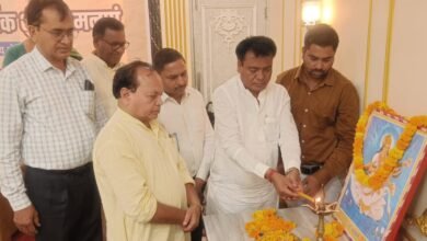 सोनभद्र के दुद्धी स्थित अथर्व वेंकट हॉल में हिंदी पत्रकारिता दिवस के अवसर पर प्रेस क्लब दुद्धी द्वारा सम्मान समारोह एवं विचार गोष्ठी आयोजित की गई। कार्यक्रम में पूर्व विधायक हरीराम चेरो सहित कई वक्ताओं ने पत्रकारिता की चुनौतियों, निष्पक्षता और सामाजिक दायित्वों पर प्रकाश डाला। वक्ताओं ने पत्रकारों को लोकतंत्र का चौथा स्तंभ बताते हुए सत्य एवं जनहित के प्रति समर्पित रहने का आह्वान किया। कार्यक्रम में पत्रकारों और अतिथियों को स्मृति चिन्ह देकर सम्मानित किया गया।