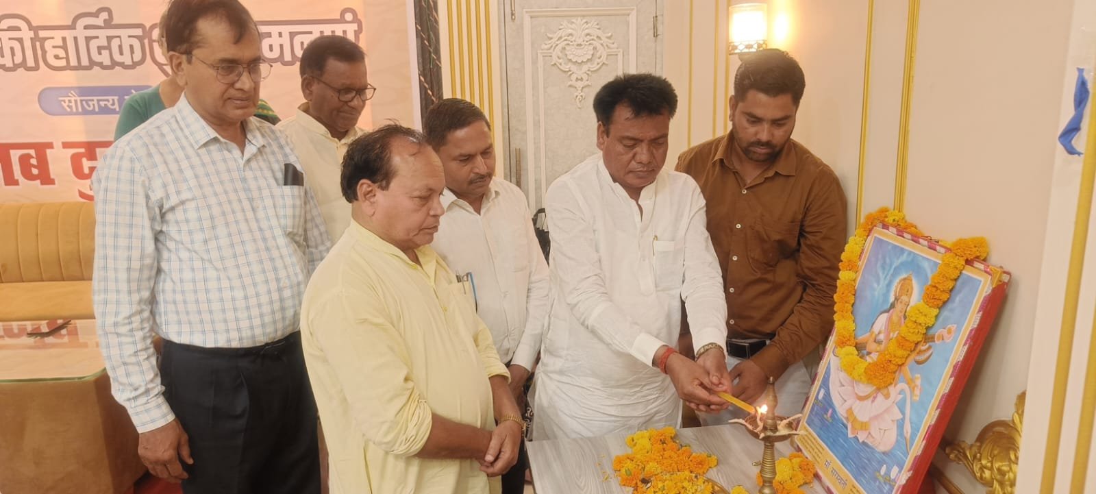 सोनभद्र के दुद्धी स्थित अथर्व वेंकट हॉल में हिंदी पत्रकारिता दिवस के अवसर पर प्रेस क्लब दुद्धी द्वारा सम्मान समारोह एवं विचार गोष्ठी आयोजित की गई। कार्यक्रम में पूर्व विधायक हरीराम चेरो सहित कई वक्ताओं ने पत्रकारिता की चुनौतियों, निष्पक्षता और सामाजिक दायित्वों पर प्रकाश डाला। वक्ताओं ने पत्रकारों को लोकतंत्र का चौथा स्तंभ बताते हुए सत्य एवं जनहित के प्रति समर्पित रहने का आह्वान किया। कार्यक्रम में पत्रकारों और अतिथियों को स्मृति चिन्ह देकर सम्मानित किया गया।