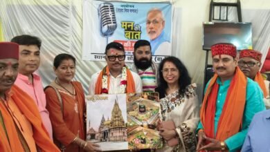 प्रधानमंत्री नरेंद्र मोदी ने 'मन की बात' के 134वें संस्करण में देशभर में हो रहे प्रेरणादायी सामाजिक कार्यों, पर्यावरण संरक्षण अभियानों और जनभागीदारी की सराहना की। उन्होंने तमिलनाडु, केरल और उत्तर प्रदेश के उदाहरणों के माध्यम से सेवा, समर्पण और सामाजिक परिवर्तन की मिसालें प्रस्तुत कीं। पीएम मोदी ने छात्रों को एस्ट्रोनॉमी क्लबों से जुड़ने का आह्वान किया तथा काशी के प्रसिद्ध लंगड़ा आम का विशेष उल्लेख किया। वाराणसी सहित पूरे काशी क्षेत्र में भाजपा कार्यकर्ताओं ने कार्यक्रम सुना।