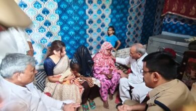 बागपत के हिलवाड़ी गांव में इलेक्ट्रिशियन चंद्रपाल की हत्या के बाद मुख्यमंत्री योगी आदित्यनाथ के निर्देश पर उनके परिवार को मुख्यमंत्री राहत कोष से 5 लाख रुपये की आर्थिक सहायता प्रदान की गई। सांसद डॉ. राजकुमार सांगवान और राज्य मंत्री केपी मलिक ने परिजनों से मुलाकात कर सहायता राशि सौंपी तथा हरसंभव सरकारी मदद का आश्वासन दिया।