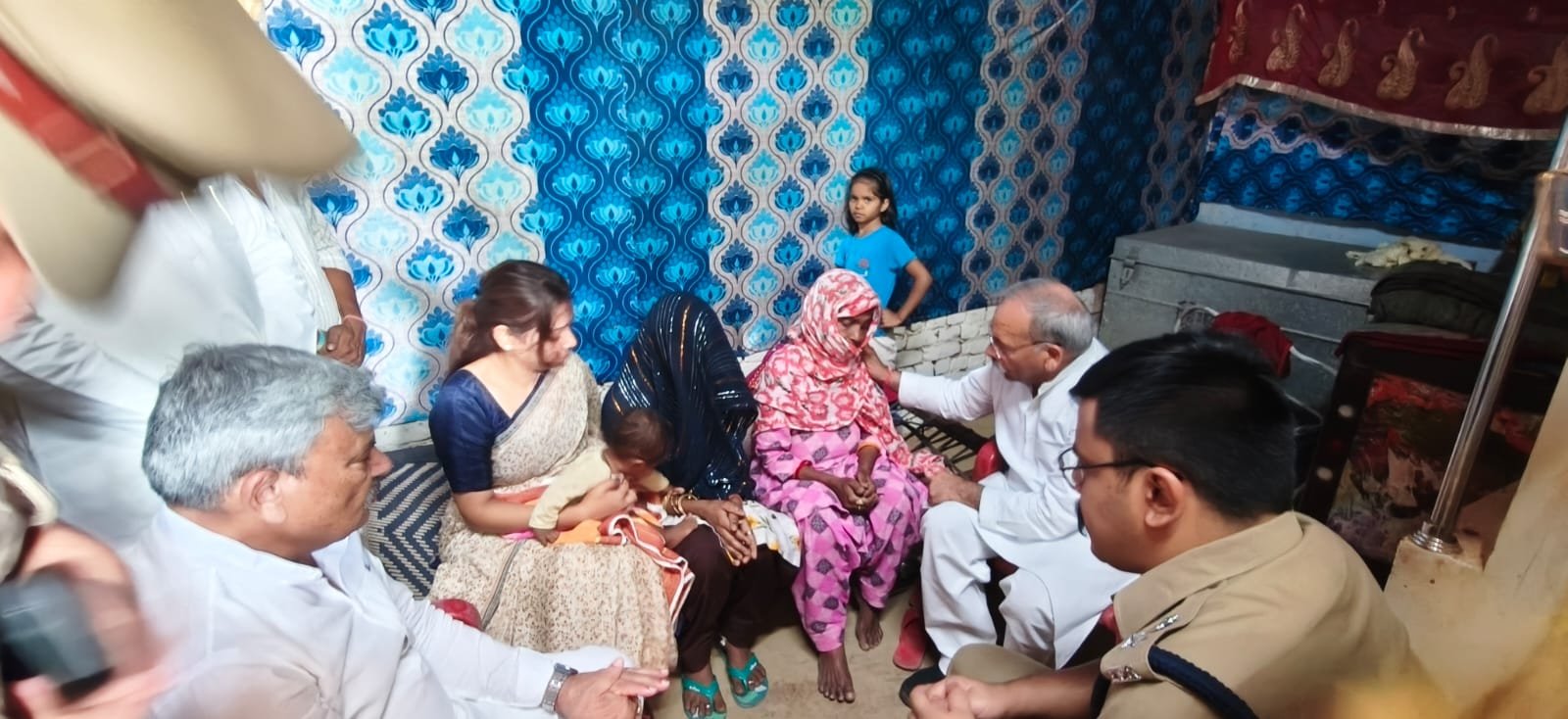 बागपत के हिलवाड़ी गांव में इलेक्ट्रिशियन चंद्रपाल की हत्या के बाद मुख्यमंत्री योगी आदित्यनाथ के निर्देश पर उनके परिवार को मुख्यमंत्री राहत कोष से 5 लाख रुपये की आर्थिक सहायता प्रदान की गई। सांसद डॉ. राजकुमार सांगवान और राज्य मंत्री केपी मलिक ने परिजनों से मुलाकात कर सहायता राशि सौंपी तथा हरसंभव सरकारी मदद का आश्वासन दिया।