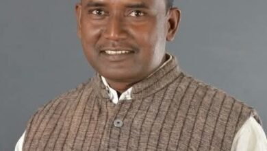 भाजपा उत्तर प्रदेश ने संगठनात्मक मजबूती के तहत पांच जिलों में नए जिलाध्यक्षों की घोषणा की है। वाराणसी, चंदौली, गोरखपुर महानगर, देवरिया और अंबेडकर नगर में नई जिम्मेदारियां सौंपी गई हैं। प्रदेश अध्यक्ष भूपेंद्र चौधरी द्वारा जारी सूची को आगामी चुनावी रणनीति और बूथ स्तर तक संगठन विस्तार की दिशा में अहम कदम माना जा रहा है।