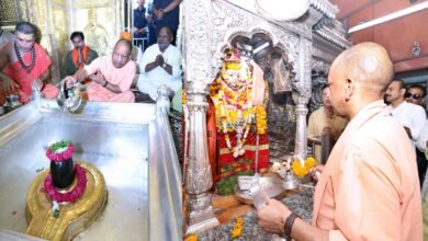 मुख्यमंत्री योगी आदित्यनाथ बुधवार सुबह वाराणसी पहुंचे, जहां उन्होंने बाबा विश्वनाथ धाम और काशी कोतवाल बाबा काल भैरव मंदिर में विधि-विधान से पूजन-अर्चन किया। मुख्यमंत्री ने प्रदेशवासियों की सुख-समृद्धि और लोकमंगल की कामना की। इस दौरान श्रद्धालुओं ने ‘हर-हर महादेव’ के जयकारे लगाए। योगी ने भक्तों का अभिवादन स्वीकार किया और बच्चों को भी स्नेह दिया।
