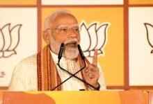 नई दिल्ली में भाजपा मुख्यालय पर आयोजित विजय समारोह में Narendra Modi ने पश्चिम बंगाल में पार्टी की जीत को ऐतिहासिक बताते हुए कहा कि राज्य अब भयमुक्त होकर विकास की राह पर आगे बढ़ेगा। उन्होंने आयुष्मान योजना लागू करने और घुसपैठ पर सख्त कार्रवाई का ऐलान किया। मोदी ने कहा कि यह जीत बदलाव की है, बदले की नहीं। साथ ही उन्होंने शांतिपूर्ण चुनाव के लिए चुनाव आयोग, सुरक्षाबलों और कर्मियों की सराहना की।
