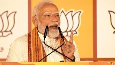 नई दिल्ली में भाजपा मुख्यालय पर आयोजित विजय समारोह में Narendra Modi ने पश्चिम बंगाल में पार्टी की जीत को ऐतिहासिक बताते हुए कहा कि राज्य अब भयमुक्त होकर विकास की राह पर आगे बढ़ेगा। उन्होंने आयुष्मान योजना लागू करने और घुसपैठ पर सख्त कार्रवाई का ऐलान किया। मोदी ने कहा कि यह जीत बदलाव की है, बदले की नहीं। साथ ही उन्होंने शांतिपूर्ण चुनाव के लिए चुनाव आयोग, सुरक्षाबलों और कर्मियों की सराहना की।