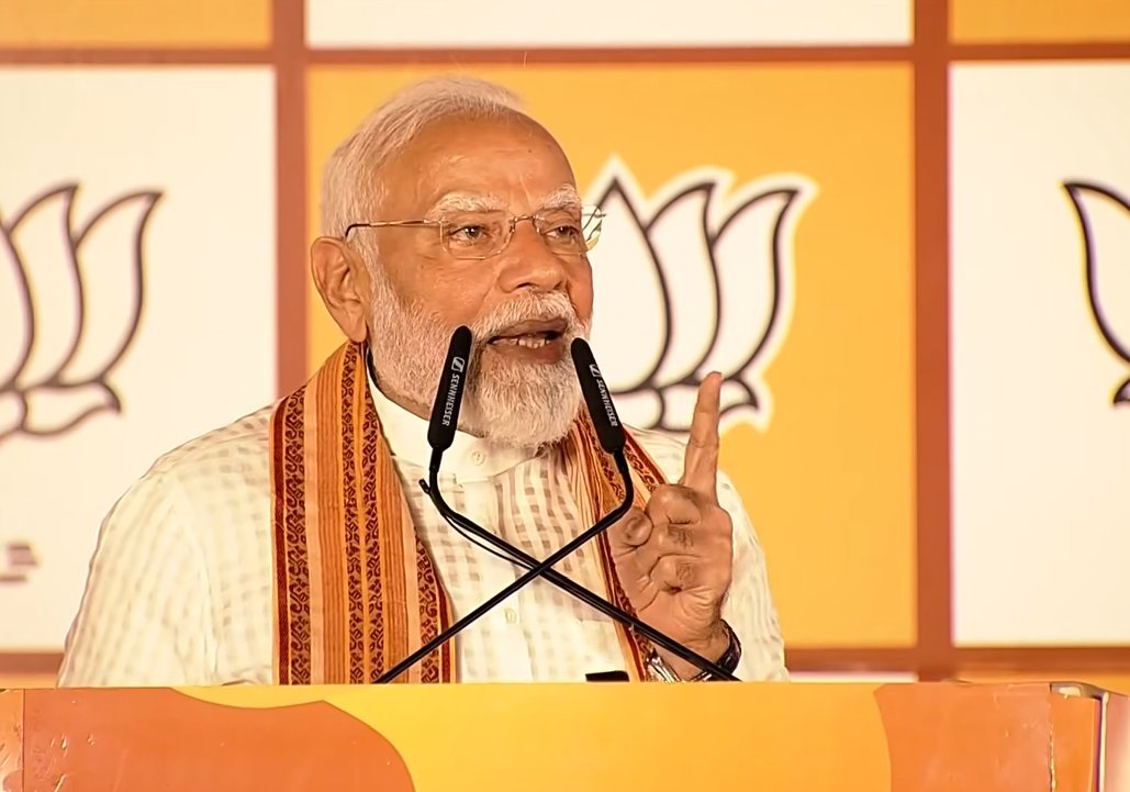 नई दिल्ली में भाजपा मुख्यालय पर आयोजित विजय समारोह में Narendra Modi ने पश्चिम बंगाल में पार्टी की जीत को ऐतिहासिक बताते हुए कहा कि राज्य अब भयमुक्त होकर विकास की राह पर आगे बढ़ेगा। उन्होंने आयुष्मान योजना लागू करने और घुसपैठ पर सख्त कार्रवाई का ऐलान किया। मोदी ने कहा कि यह जीत बदलाव की है, बदले की नहीं। साथ ही उन्होंने शांतिपूर्ण चुनाव के लिए चुनाव आयोग, सुरक्षाबलों और कर्मियों की सराहना की।