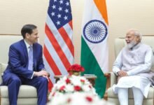 अमेरिका के विदेश मंत्री मार्को रूबियो ने शनिवार को नई दिल्ली में प्रधानमंत्री नरेन्द्र मोदी से मुलाकात की। दोनों नेताओं ने भारत-अमेरिका रणनीतिक साझेदारी, रक्षा, व्यापार, ऊर्जा, तकनीक और वैश्विक शांति जैसे मुद्दों पर चर्चा की। रूबियो ने राष्ट्रपति डोनाल्ड ट्रंप की ओर से प्रधानमंत्री मोदी को अमेरिका आने का निमंत्रण भी दिया। बैठक में पश्चिम एशिया की स्थिति और हिंद-प्रशांत क्षेत्र की सुरक्षा पर भी विचार-विमर्श हुआ। विदेश मंत्री एस. जयशंकर के साथ रविवार को द्विपक्षीय वार्ता होगी।