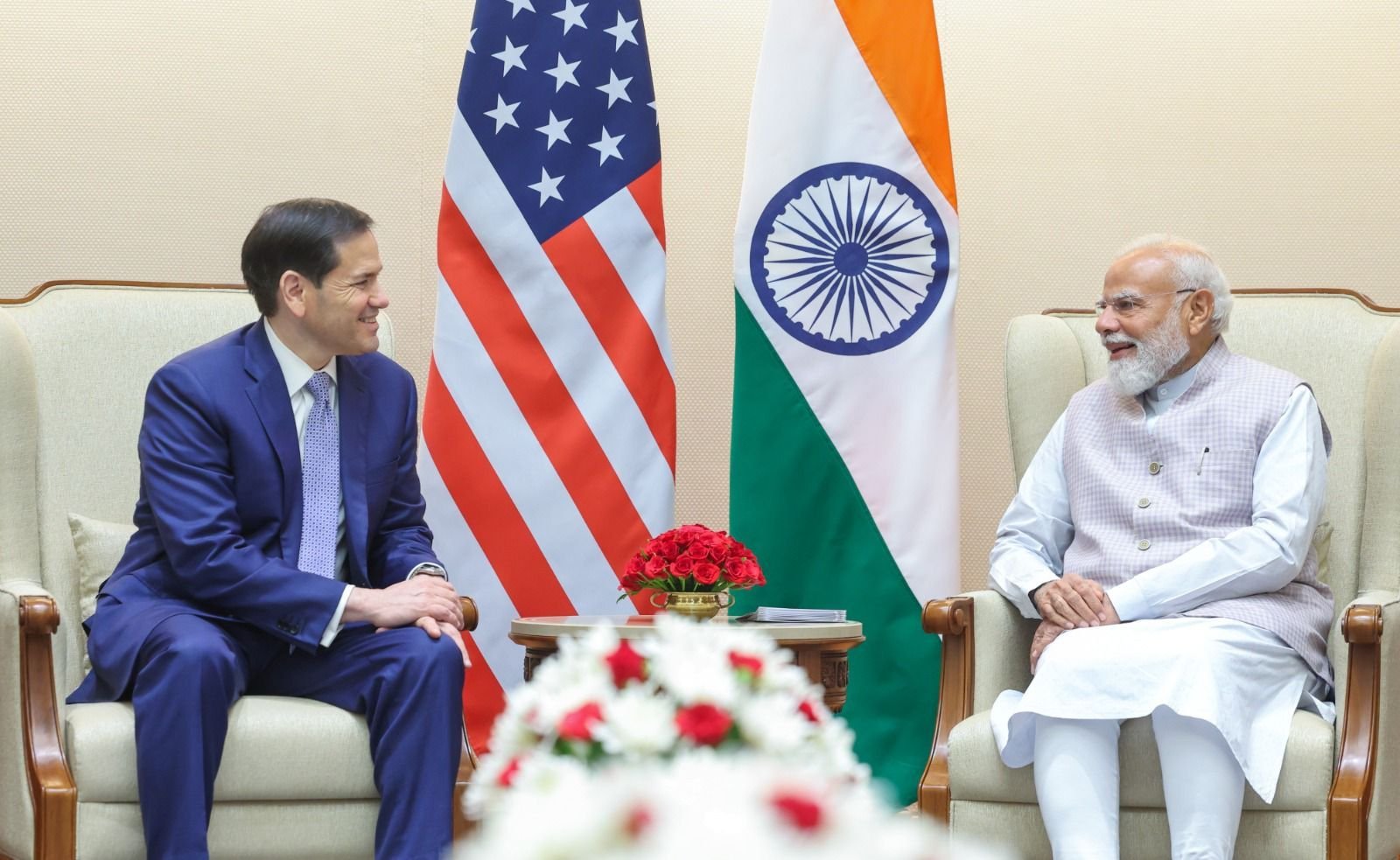 अमेरिका के विदेश मंत्री मार्को रूबियो ने शनिवार को नई दिल्ली में प्रधानमंत्री नरेन्द्र मोदी से मुलाकात की। दोनों नेताओं ने भारत-अमेरिका रणनीतिक साझेदारी, रक्षा, व्यापार, ऊर्जा, तकनीक और वैश्विक शांति जैसे मुद्दों पर चर्चा की। रूबियो ने राष्ट्रपति डोनाल्ड ट्रंप की ओर से प्रधानमंत्री मोदी को अमेरिका आने का निमंत्रण भी दिया। बैठक में पश्चिम एशिया की स्थिति और हिंद-प्रशांत क्षेत्र की सुरक्षा पर भी विचार-विमर्श हुआ। विदेश मंत्री एस. जयशंकर के साथ रविवार को द्विपक्षीय वार्ता होगी।