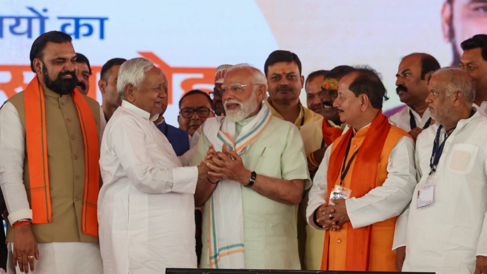 पटना में नई बिहार सरकार के मंत्रियों के विभागों का बंटवारा कर दिया गया है। मुख्यमंत्री सम्राट चौधरी ने गृह, सामान्य प्रशासन और कैबिनेट सचिवालय समेत कई अहम विभाग अपने पास रखे हैं। उपमुख्यमंत्री विजय कुमार चौधरी को जल संसाधन और बिजेंद्र यादव को वित्त विभाग मिला है। पूर्व मुख्यमंत्री नीतीश कुमार के पुत्र निशांत कुमार को स्वास्थ्य मंत्री बनाया गया है। भाजपा और जदयू के बीच विभागों का संतुलन देखने को मिला, जबकि शिक्षा विभाग पहली बार मंत्री बने मिथिलेश तिवारी को सौंपा गया।