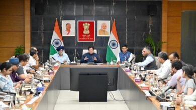 केंद्र सरकार की ‘भव्य’ योजना के तहत देशभर में 100 विश्वस्तरीय औद्योगिक पार्क विकसित किए जाएंगे। वाणिज्य मंत्री Piyush Goyal ने बताया कि अगले चार महीनों में 50 पार्कों को मंजूरी देने की तैयारी है। योजना के लिए 33,660 करोड़ रुपये का प्रावधान किया गया है। इन पार्कों में प्लग-एंड-प्ले इंफ्रास्ट्रक्चर, मल्टीमॉडल कनेक्टिविटी, श्रमिक आवास, डिजिटल सिंगल विंडो और नवीकरणीय ऊर्जा जैसी आधुनिक सुविधाएं विकसित की जाएंगी, जिससे भारत को वैश्विक विनिर्माण हब बनाने में मदद मिलेगी।