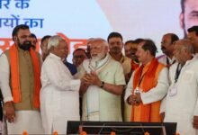 पटना में नई बिहार सरकार के मंत्रियों के विभागों का बंटवारा कर दिया गया है। मुख्यमंत्री सम्राट चौधरी ने गृह, सामान्य प्रशासन और कैबिनेट सचिवालय समेत कई अहम विभाग अपने पास रखे हैं। उपमुख्यमंत्री विजय कुमार चौधरी को जल संसाधन और बिजेंद्र यादव को वित्त विभाग मिला है। पूर्व मुख्यमंत्री नीतीश कुमार के पुत्र निशांत कुमार को स्वास्थ्य मंत्री बनाया गया है। भाजपा और जदयू के बीच विभागों का संतुलन देखने को मिला, जबकि शिक्षा विभाग पहली बार मंत्री बने मिथिलेश तिवारी को सौंपा गया।