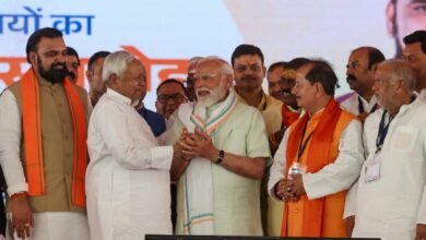 पटना में नई बिहार सरकार के मंत्रियों के विभागों का बंटवारा कर दिया गया है। मुख्यमंत्री सम्राट चौधरी ने गृह, सामान्य प्रशासन और कैबिनेट सचिवालय समेत कई अहम विभाग अपने पास रखे हैं। उपमुख्यमंत्री विजय कुमार चौधरी को जल संसाधन और बिजेंद्र यादव को वित्त विभाग मिला है। पूर्व मुख्यमंत्री नीतीश कुमार के पुत्र निशांत कुमार को स्वास्थ्य मंत्री बनाया गया है। भाजपा और जदयू के बीच विभागों का संतुलन देखने को मिला, जबकि शिक्षा विभाग पहली बार मंत्री बने मिथिलेश तिवारी को सौंपा गया।