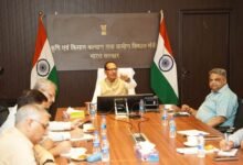 नई दिल्ली। किसानों को संतुलित उर्वरक उपयोग, मिट्टी स्वास्थ्य सुधार और खेती की लागत कम करने के लिए केंद्र सरकार 1 से 30 जून तक देशव्यापी ‘खेत बचाओ अभियान’ चलाएगी। केंद्रीय कृषि मंत्री शिवराज सिंह चौहान ने बताया कि अभियान के तहत किसानों को मिट्टी परीक्षण, जैविक एवं हरी खाद के उपयोग, मौसम आधारित कृषि सलाह और सरकारी योजनाओं की जानकारी दी जाएगी। 1600 से अधिक टीमें गांव-गांव पहुंचकर किसानों को जागरूक करेंगी और कृषि प्रबंधन की नई संस्कृति विकसित करने का प्रयास करेंगी।