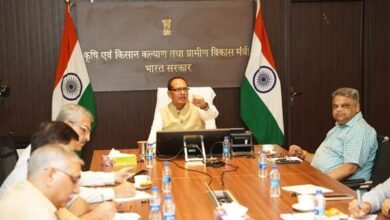 नई दिल्ली। किसानों को संतुलित उर्वरक उपयोग, मिट्टी स्वास्थ्य सुधार और खेती की लागत कम करने के लिए केंद्र सरकार 1 से 30 जून तक देशव्यापी ‘खेत बचाओ अभियान’ चलाएगी। केंद्रीय कृषि मंत्री शिवराज सिंह चौहान ने बताया कि अभियान के तहत किसानों को मिट्टी परीक्षण, जैविक एवं हरी खाद के उपयोग, मौसम आधारित कृषि सलाह और सरकारी योजनाओं की जानकारी दी जाएगी। 1600 से अधिक टीमें गांव-गांव पहुंचकर किसानों को जागरूक करेंगी और कृषि प्रबंधन की नई संस्कृति विकसित करने का प्रयास करेंगी।