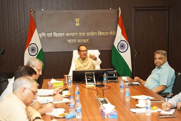नई दिल्ली। किसानों को संतुलित उर्वरक उपयोग, मिट्टी स्वास्थ्य सुधार और खेती की लागत कम करने के लिए केंद्र सरकार 1 से 30 जून तक देशव्यापी ‘खेत बचाओ अभियान’ चलाएगी। केंद्रीय कृषि मंत्री शिवराज सिंह चौहान ने बताया कि अभियान के तहत किसानों को मिट्टी परीक्षण, जैविक एवं हरी खाद के उपयोग, मौसम आधारित कृषि सलाह और सरकारी योजनाओं की जानकारी दी जाएगी। 1600 से अधिक टीमें गांव-गांव पहुंचकर किसानों को जागरूक करेंगी और कृषि प्रबंधन की नई संस्कृति विकसित करने का प्रयास करेंगी।