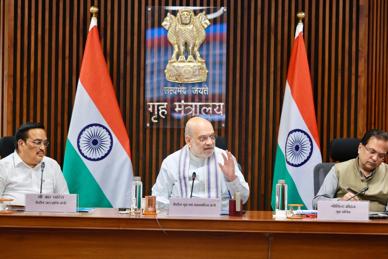केन्द्रीय गृह एवं सहकारिता मंत्री Amit Shah ने नई दिल्ली में बाढ़ और Heat Wave से निपटने की तैयारियों की समीक्षा करते हुए Zero Casualty Disaster Management पर जोर दिया। उन्होंने NDMA को जोखिम भरी झीलों के लिए पूर्व चेतावनी प्रणाली का विस्तार करने, राज्यों में Flood Crisis Management Teams गठित करने और मौसम पूर्वानुमान को धरातल तक पहुंचाने के निर्देश दिए। बैठक में IMD, NDRF, CWC, NHAI और कई मंत्रालयों के वरिष्ठ अधिकारी शामिल रहे।
