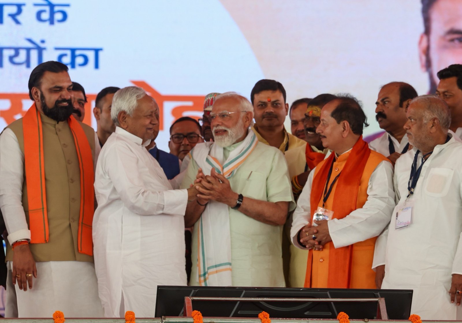 पटना में नई बिहार सरकार के मंत्रियों के विभागों का बंटवारा कर दिया गया है। मुख्यमंत्री सम्राट चौधरी ने गृह, सामान्य प्रशासन और कैबिनेट सचिवालय समेत कई अहम विभाग अपने पास रखे हैं। उपमुख्यमंत्री विजय कुमार चौधरी को जल संसाधन और बिजेंद्र यादव को वित्त विभाग मिला है। पूर्व मुख्यमंत्री नीतीश कुमार के पुत्र निशांत कुमार को स्वास्थ्य मंत्री बनाया गया है। भाजपा और जदयू के बीच विभागों का संतुलन देखने को मिला, जबकि शिक्षा विभाग पहली बार मंत्री बने मिथिलेश तिवारी को सौंपा गया।