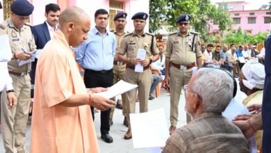 गोरखपुर में गोरखनाथ मंदिर स्थित जनता दर्शन में मुख्यमंत्री योगी आदित्यनाथ ने करीब 200 लोगों से मिलकर उनकी समस्याएं सुनीं। उन्होंने अधिकारियों को पारदर्शी और समयबद्ध समाधान के निर्देश दिए। जमीन कब्जे के मामलों में सख्त कार्रवाई और जरूरतमंदों के इलाज हेतु आर्थिक सहायता का भरोसा दिया। गोशाला में गोसेवा कर गुड़ भी खिलाया।