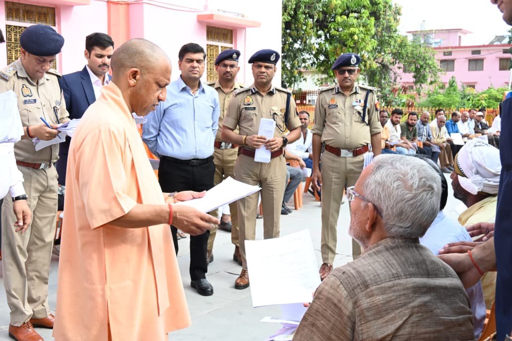 गोरखपुर में गोरखनाथ मंदिर स्थित जनता दर्शन में मुख्यमंत्री योगी आदित्यनाथ ने करीब 200 लोगों से मिलकर उनकी समस्याएं सुनीं। उन्होंने अधिकारियों को पारदर्शी और समयबद्ध समाधान के निर्देश दिए। जमीन कब्जे के मामलों में सख्त कार्रवाई और जरूरतमंदों के इलाज हेतु आर्थिक सहायता का भरोसा दिया। गोशाला में गोसेवा कर गुड़ भी खिलाया।